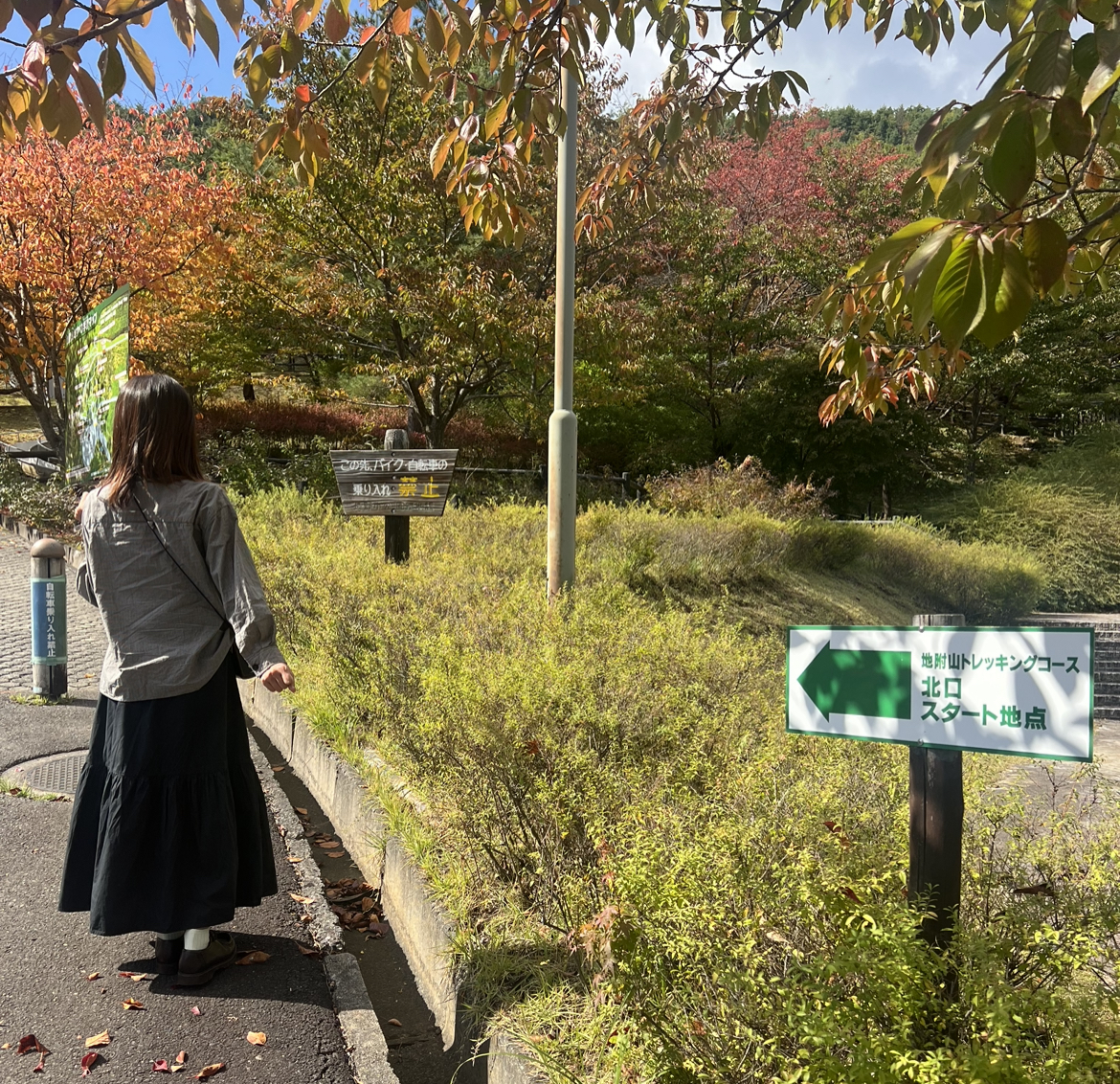 緑の看板「地附山トレッキングコース」が目印！